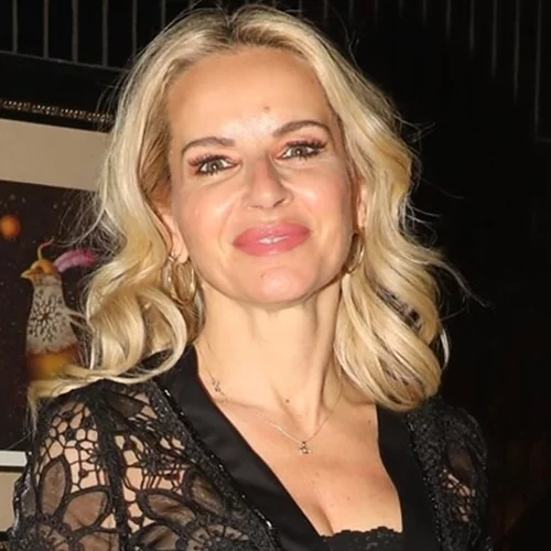 30 χρόνια πριν | Η Μαρία Μπεκατώρου με κόκκινα μαλλιά στην πρώτη της εκπομπή