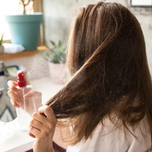 3 απροσδόκητοι τρόποι για να χρησιμοποιήσεις το dry shampoo στην καθημερινότητά σου