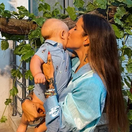 Εριέττα Κούρκουλου Λάτση | Ο Λέων Βασιλειάδης έγινε 8 μηνών και η μαμά του τιμά την ημέρα με μία σπάνια φωτογραφία από το μαιευτήριο