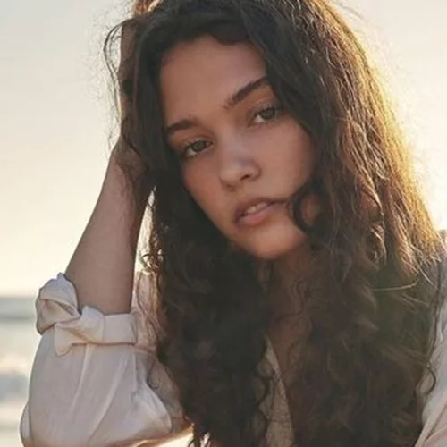 Claire Bridges | Το μοντέλο που έχασε και τα δύο πόδια της λόγω επιπλοκών από τον κορωνοϊό