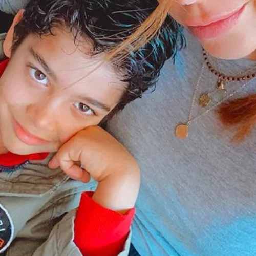 Γνωστή Ελληνίδα τραγουδίστρια μόλις αποκάλυψε ότι ο γιος της θα αποκτήσει αδερφάκι