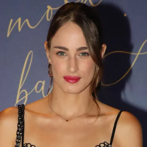 Είσαι καλεσμένη σε φθινοπωρινή βάφτιση; Η Μαρία Βοσκοπούλου προτείνει το κατάλληλο look