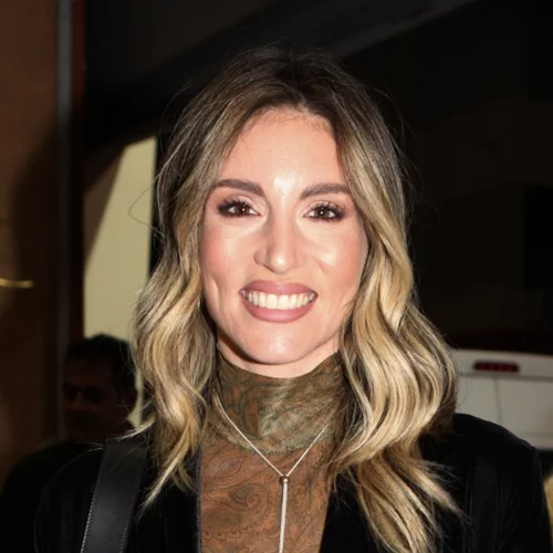 Αθηνά Οικονομάκου | Θεατρική βραδιά παρέα με φίλους- Η μάξι φούστα που κέρδισε τα βλέμματα