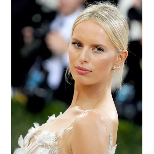 Karolína Kurková | Οι πρώτες φωτογραφίες με την κόρη της και η εμπειρία της γέννας στο σπίτι