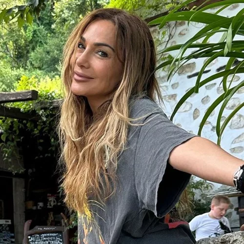 Η Δέσποινα Βανδή στο σπίτι της στη Φιλοθέη | Με ασπρόμαυρα έπιπλα και πολλά λουλούδια