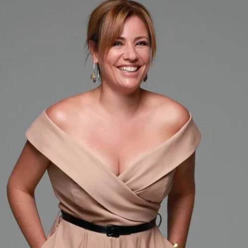 Η Μαριάννα Τουμασάτου στο θέατρο Άλσος | Αμακιγιάριστη με τα πιο αμφιλεγόμενα παπούτσια του καλοκαιριού