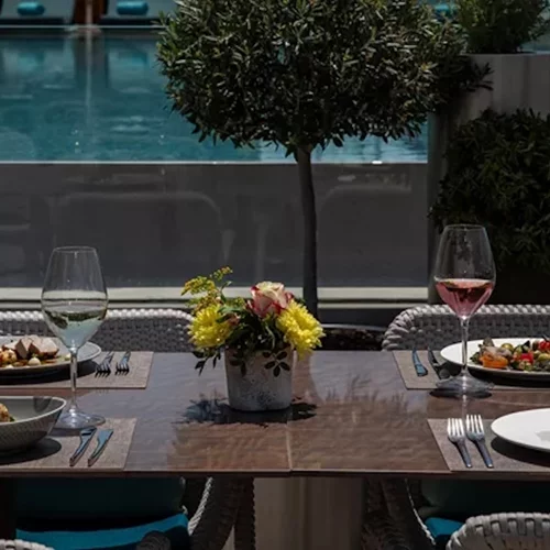 Εδώ απολαμβάνεις την καλύτερη μητροπολιτική θέα της Αθήνας αλλά αυτό δεν είναι το μεγαλύτερο ατού του