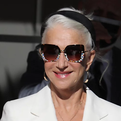 Κάντο όπως η Helen Mirren | Πώς θα φορέσεις κομψά ένα φούτερ μετα τα 60