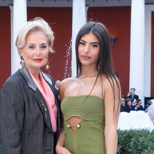 Η Δέσποινα Γιαννακοπούλου τραγουδά και χορεύει, φορώντας ένα mini μαύρο φόρεμα και ενθουσιάζει το TikTok