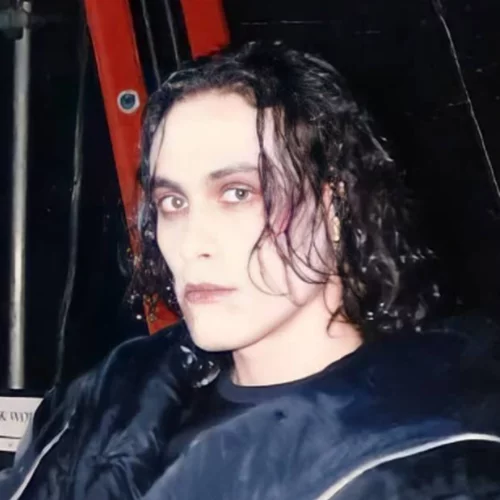 Brandon Lee | Η αρραβωνιαστικιά του ηθοποιού σπάει τη σιωπή της 28 χρόνια μετά τον θάνατό του με αφορμή το ατύχημα στα γυρίσματα του Rust