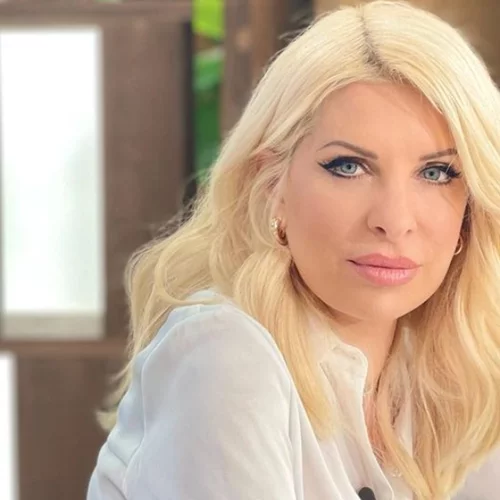 Η Ελένη Μενεγάκη φόρεσε το λευκό πουκάμισο με τον αγαπημένο τρόπο της Carrie Bradshaw