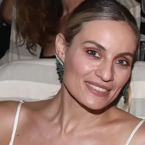 Η Ελεονώρα Μελέτη ποζάρει με μπικίνι και αυτοσαρκάζεται