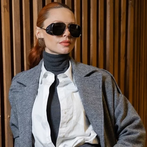 Έβελυν Καζαντζόγλου | Με jeans και καφέ δερμάτινο jacket σε βόλτα στην πόλη