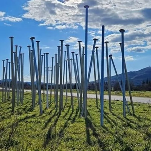 "58 καρφιά στα Τέμπη"| Ποτέ δεν θα ξεχάσουμε το έγκλημα- Συμβολικό έργο Τέχνης κοντά στο σημείο της τραγωδίας