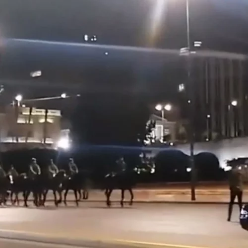 Βγήκε το... ιππικό | Γιατί είδαμε άλογα και αναβάτες σε Αμαλίας και Πανεπιστημίου τα ξημερώματα [βίντεο]