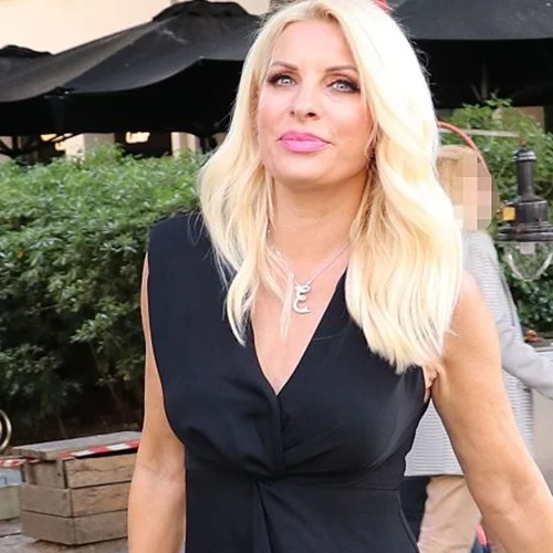 Η Ελένη Μενεγάκη με μαύρο φόρεμα σε σπάνια βραδινή έξοδο