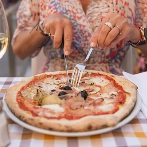 Πώς οι Ιταλοί τρώνε πίτσα κάθε μέρα και παραμένουν αδύνατοι – Η αλήθεια πίσω από το μεσογειακό πιάτο