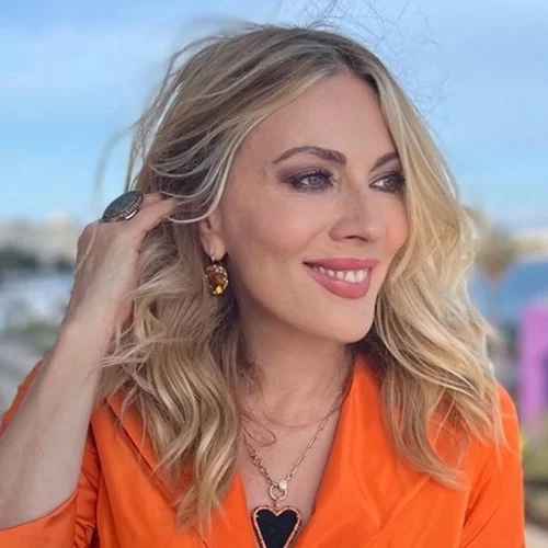 Η Σμαράγδα Καρύδη στο εντυπωσιακό σαλόνι της | Τα χρυσά φωτιστικά & ο πίνακας με την παράδοση