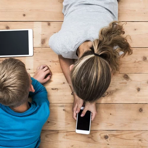 Γονείς | Πρέπει να "παρακολουθούμε" τα κινητά και τα tablet των έφηβων παιδιών μας;