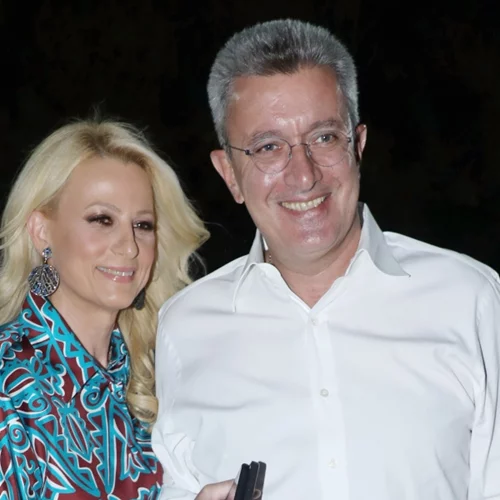 Νίκος Χατζηνικολάου-Κρίστη Τσολακάκη | Η σπάνια βραδινή έξοδος του ζευγαριού στο Θέατρο Άλσος