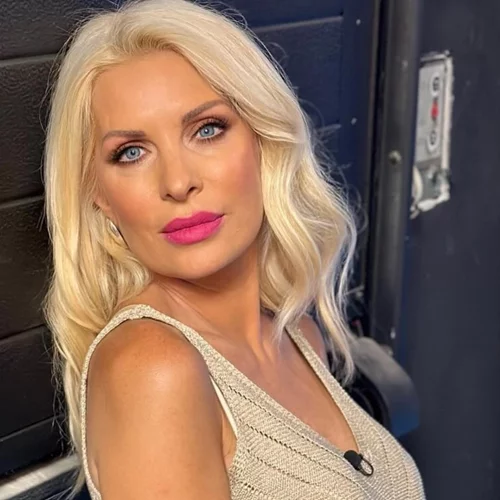 Η Ελένη Μενεγάκη ποζάρει χαμογελαστή χωρίς ίχνος μακιγιάζ | "Ακόμα μία ημέρα στον παράδεισο"