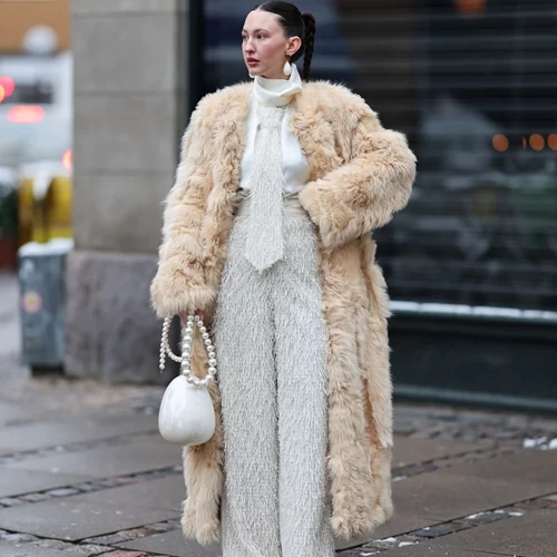 Αυτή είναι η μίνι τσάντα με εφέ γούνας από τη Zara Home που θα λατρέψεις