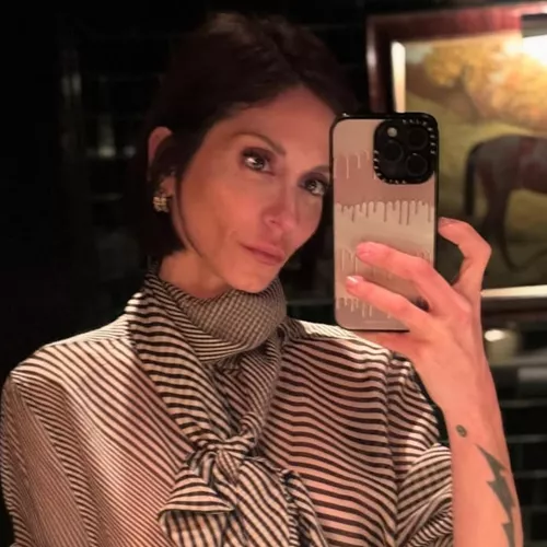 Το ριγέ παντελόνι από τη Mango της Σοφίας Καρβέλα είναι ιδανικό για τα office looks