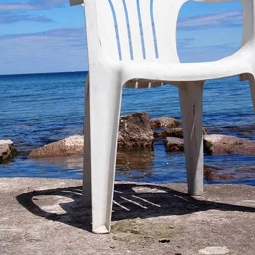 Monobloc Chair | Η δικαίωση της πλαστικής καρέκλας από τους New York Times