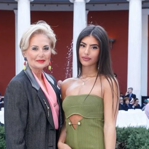 Δέσποινα Γιαννακοπούλου | H εντυπωσιακή εμφάνιση με πράσινο μάξι φόρεμα στο πλευρό του πατέρα της, Δημήτρη