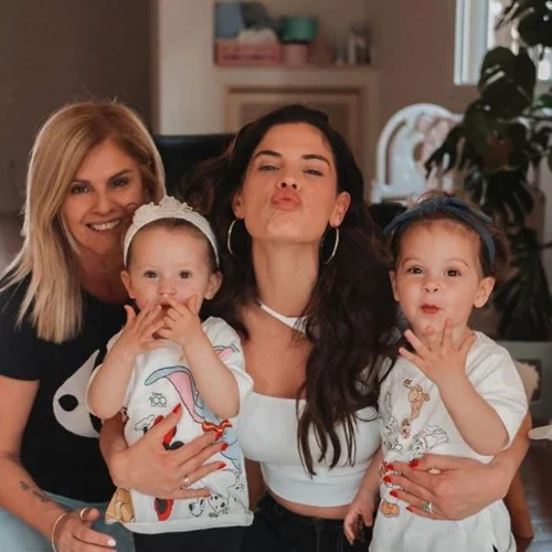 Χριστίνα Μπόμπα | Πόση ώρα επιτρέπει στις κόρες της να βλέπουν βίντεο;