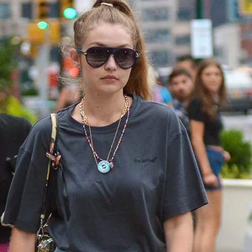 Ανακαλύψαμε τα πιο κομψά τζιν σορτς που θα θέλεις να φοράς κάθε μέρα το καλοκαίρι