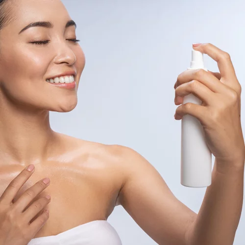 Το ενυδατικό (και πολύ δροσιστικό) water mist που χρειάζεσαι οπωσδήποτε στις διακοπές σου - και όχι μόνο