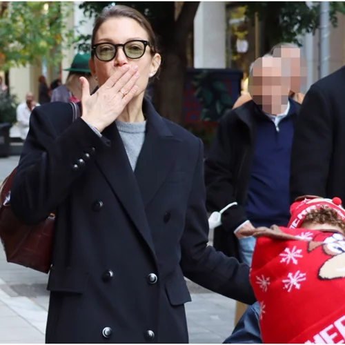 Βίκυ Καγιά | Η κομψή casual εμφάνισή της με μακρύ παλτό