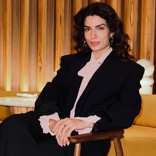 Η Τόνια Σωτηροπούλου προτείνει τον μοντέρνο τρόπο για να φορέσεις ένα μαύρο κοστούμι