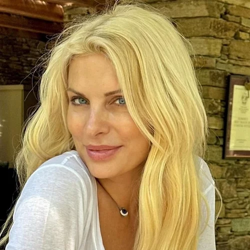 Eλένη Μενεγάκη | Μετά το αεροδρόμιο τώρα στο σαλόνι του πλοίου με τους υπόλοιπους επιβάτες