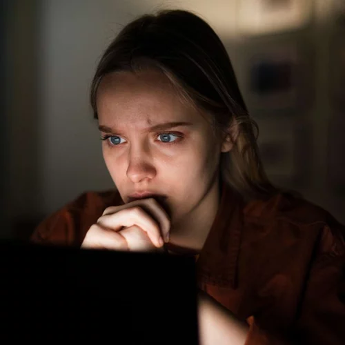 Γιατί αρέσει στον κόσμο να κλαίει στα social media και τι είναι το sadbait