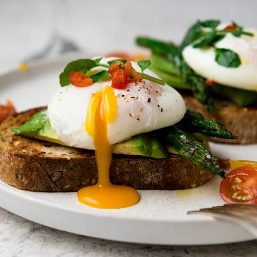 Το απόλυτο hack για να φτιάξεις τα πιο τέλεια αυγά ποσέ