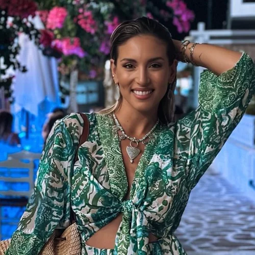 Τρία beach looks της Αθηνάς Οικονομάκου που θα ζήλευε ακόμα και η πιο ενημερωμένη fashionista