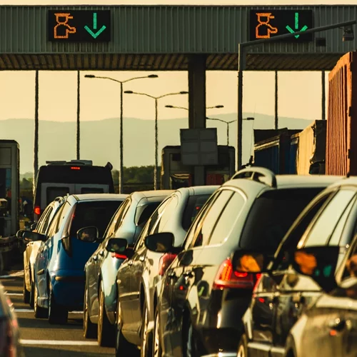 Αγίου Πνεύματος: Μαζική έξοδος από τα λιμάνια, δεκάδες πλοία φεύγουν από τον Πειραιά - Μποτιλιάρισμα στους δρόμους