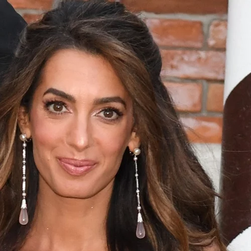 Amal Clooney | 3 αλλαγές στην εμφάνισή της που την έκαναν να δείχνει 10 χρόνια νεότερη