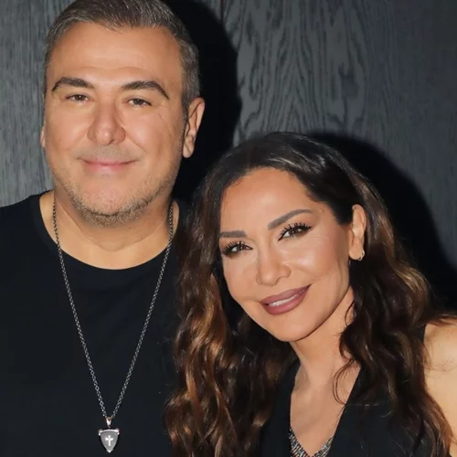 Στο θέατρο η Δέσποινα Βανδή - Συνοδευόταν από τον Αντώνη Ρέμο