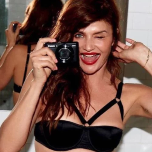 52 και πανέμορφη | Η Helena Christensen ποζάρει με σέξι εσώρουχα