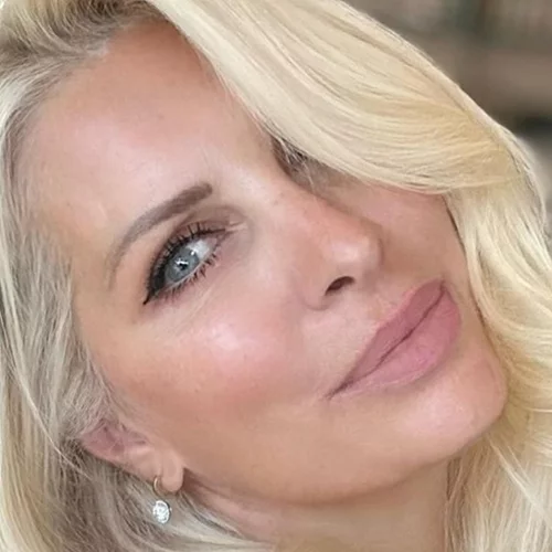 Ανανεωμένη η Ελένη Μενεγάκη | Η αλλαγή στα μαλλιά της που την ενθουσίασε