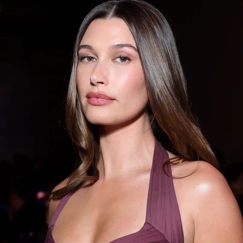 Lip Gloss Nails | Το trend που λατρεύει η Hailey Bieber είναι η ιδανική πρόταση για ροζ μανικιούρ με το πιο διακριτικό αποτέλεσμα