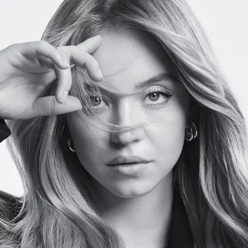 Sydney Sweeney | Τα φρεσκοβαμμένα καστανόξανθα μαλλιά της μας δίνουν έμπνευση για μια χειμωνιάτικη αλλαγή