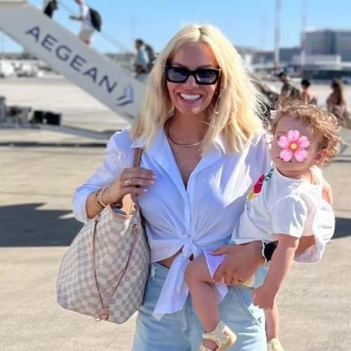 Η Ιωάννα Μαλέσκου φωτογραφίζεται με την κόρη της, φορώντας matchy matchy σύνολα | "Ροζ σίφουνας"