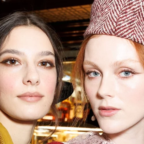 Πώς θα περιορίσεις πραγματικά το φριζάρισμα στα μαλλιά τις μέρες με υγρασία