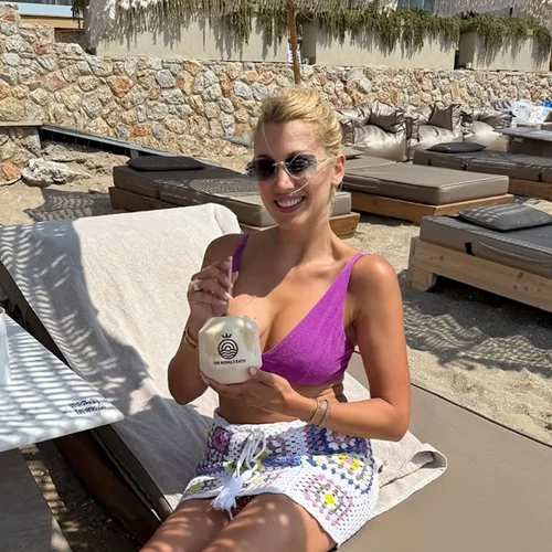 Η Κωνσταντίνα Σπυροπούλου απολαμβάνει το cocktail της στην Αθηναϊκή Ριβιέρα