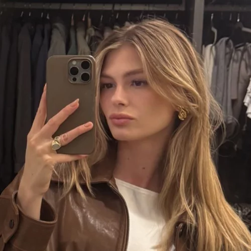 Αμαλία Κωστοπούλου | Σπάνια πλάνα από το σπίτι της στο Λος Άντζελες - Η εντυπωσιακή ντουλάπα και η photo με το αγαπημένο της πρόσωπο