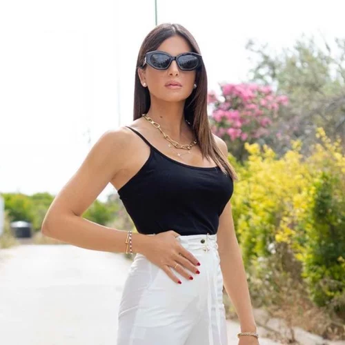 Η Σταματίνα Τσιμτσιλή φωτογραφίζει τον Θέμη Σοφό με τις δυο πανέμορφες κόρες τους